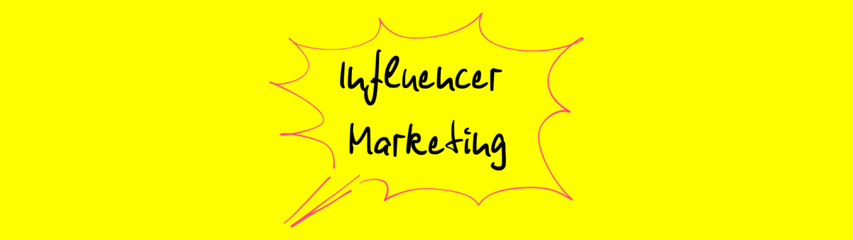 Grafik mit dem handschriftlichen Text ‚Influencer Marketing‘, umrahmt von einer pinken, eckigen Sprechblase auf gelbem Hintergrund.