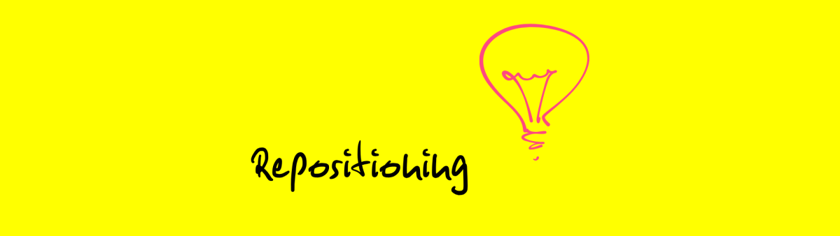 Grafik mit dem handschriftlichen Text ‚Repositioning‘, daneben eine pinke Glühbirne auf gelbem Hintergrund