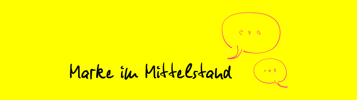 Grafik mit dem handschriftlichen Text ‚Marke im Mittelstand‘, rechts daneben befinden sich zwei leere, pinke Sprechblasen, auf gelbem Hintergrund.