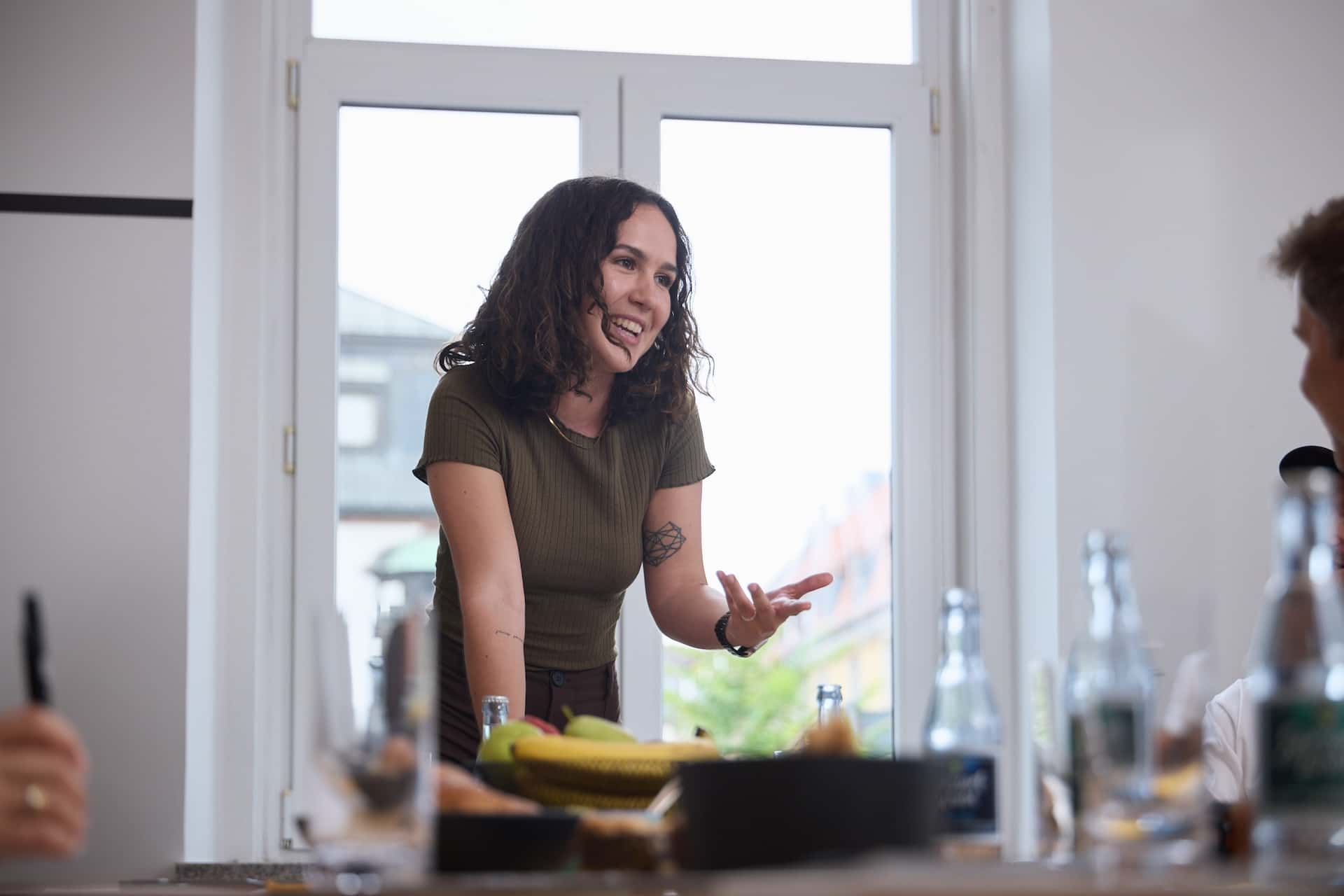 Frau präsentiert im Workshop